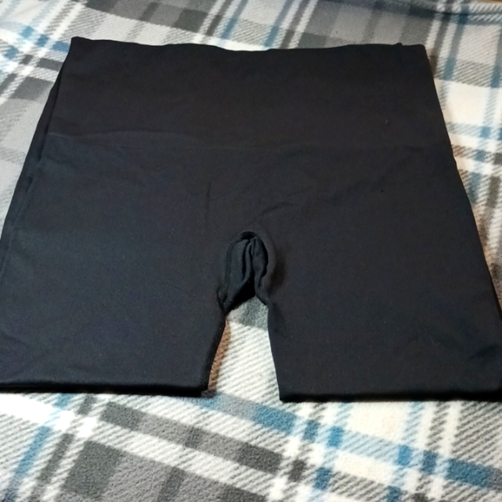 Black Leggings 2X High Waisted. 2nd picture shows one little pull